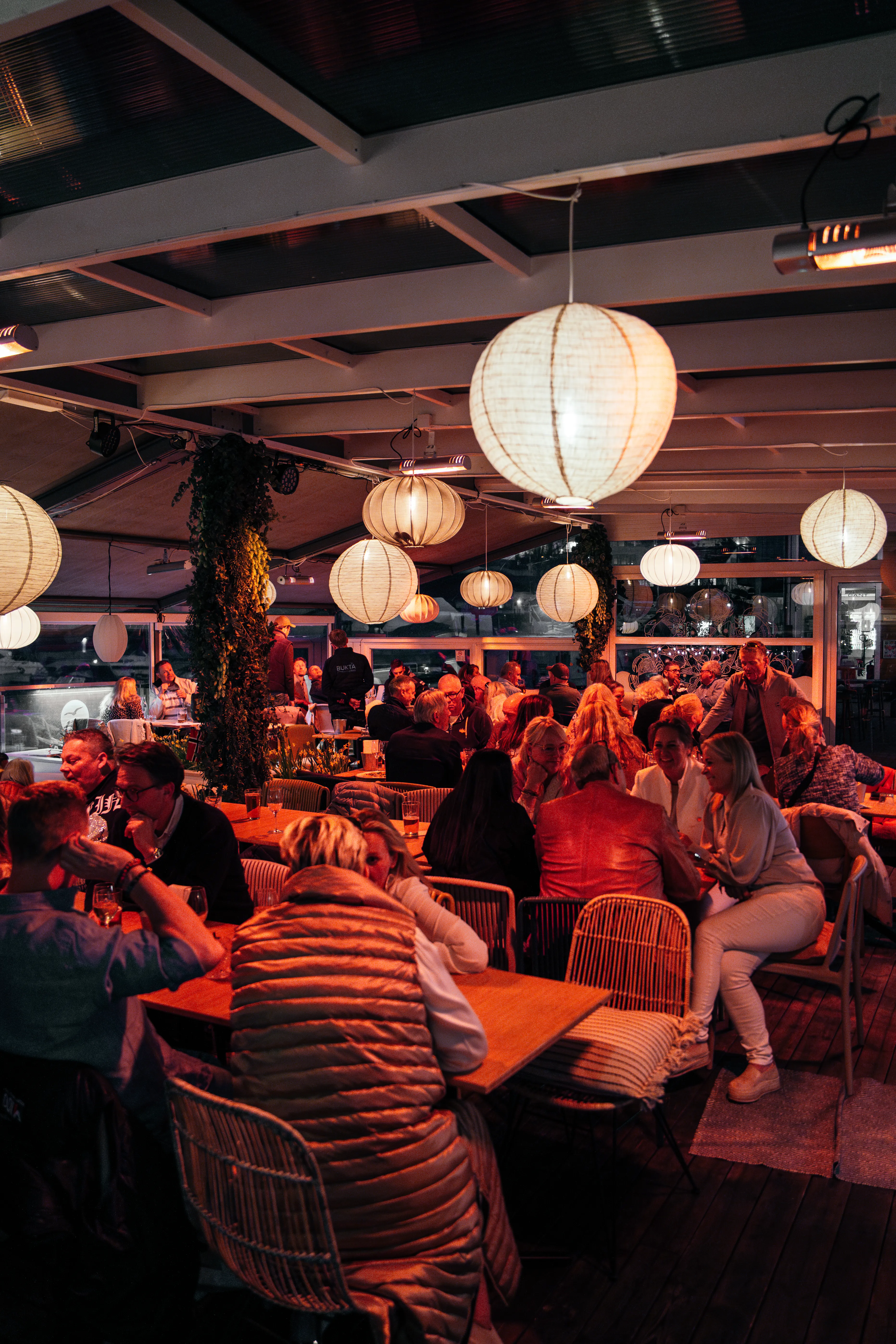 Bukta Matbar — interiør og takeaway