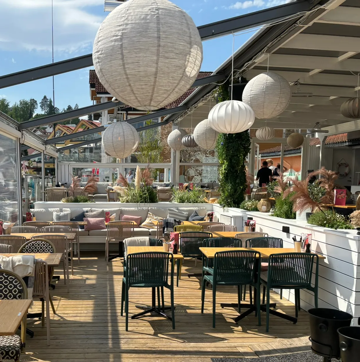 Bukta Matbar — terrassen ved Vollen Marina